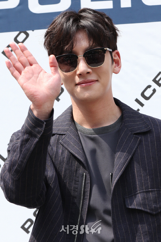 배우 지창욱이 21일 삼성동에 위치한 한 백화점 정문에서 모 아이웨어 브랜드 엠버서더를 기념하는 팬사인회에 참석해 포토타임을 갖고 있다.