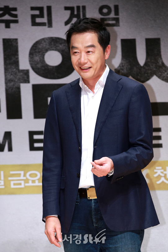 장진 감독이 21일 오후 서울 마포구 JTBC 사옥 JTBC 홀에서 열린 JTBC ‘크라임씬3’ 제작발표회에 참석해 포즈를 취하고 있다.