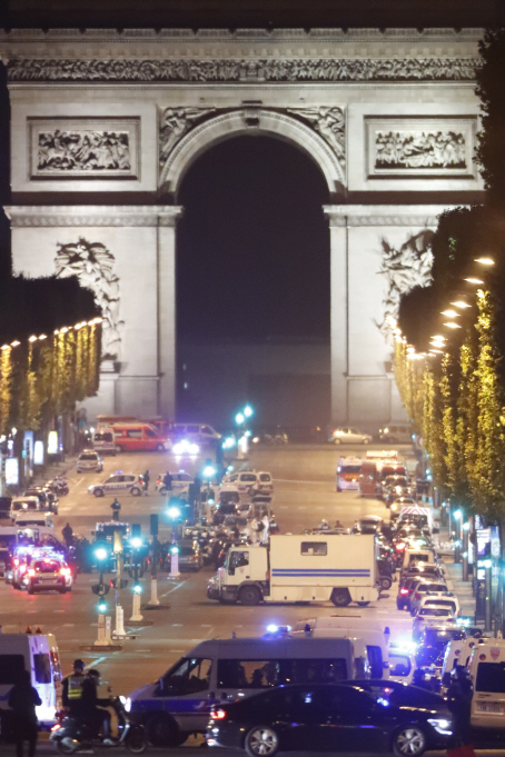 20일(현지시간) 프랑스 경찰이 파리 샹젤리제 거리 인근에서 발생한 총격테러에 대한 수사를 진행하고 있다./파리=EPA연합뉴스