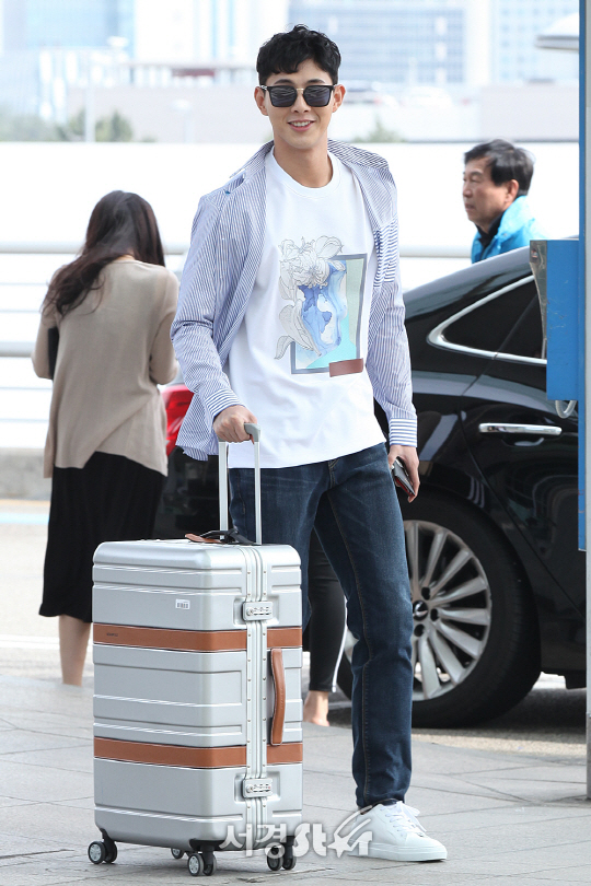 배우 지수가 20일 오후 인천국제공항을 통해 포상휴가 차 발리로 출국하고 있다.
