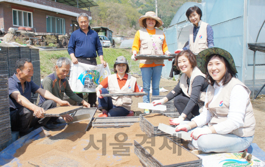 대한항공 임직원들이 21일 강원도 홍천군 명동리 마을에서 1사1촌 자매결연 마일서 봉사활동을 진행하고 있다./사진제공=대한항공