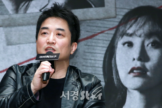 윤현준 CP가 21일 오후 서울 마포구 JTBC 사옥 JTBC 홀에서 열린 JTBC ‘크라임씬3’ 제작발표회에 참석해 인터뷰 답변을 하고 있다.