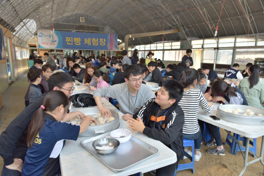 SK네트웍스 신입사원과 시각장애아동들이 양평수미농장에서 진행된 ‘시각장애아동들과 함께하는 행복한 동행’ 행사에서 함께 찐빵만들기 체험을 함께 하고 있다. /사진제공=SK네트웍스