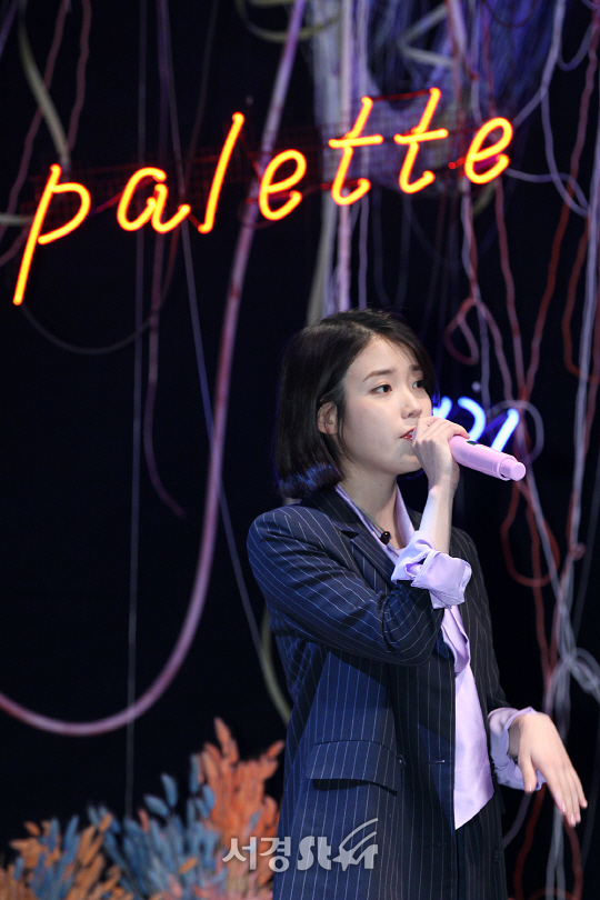 아이유가 21일 신한카드 판스퀘어 라이브홀에서 열린 정규 4집 ‘팔레트’ 음악감상회에 참석해 타이틀 곡 팔레트를 선보이고 있다.