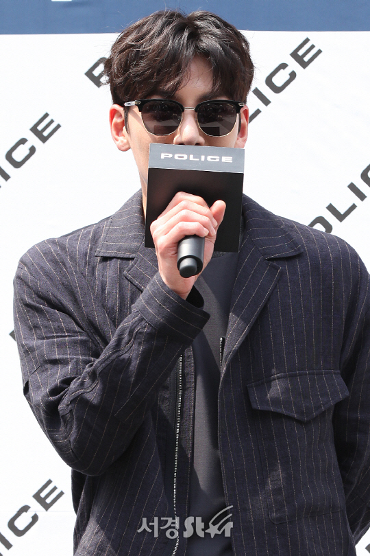 배우 지창욱이 21일 삼성동에 위치한 한 백화점 정문에서 모 아이웨어 브랜드 엠버서더를 기념하는 팬사인회에 참석해 인사말을 남기고 있다.