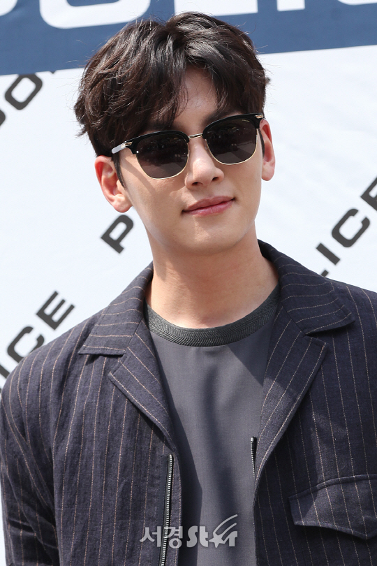 배우 지창욱이 21일 삼성동에 위치한 한 백화점 정문에서 모 아이웨어 브랜드 엠버서더를 기념하는 팬사인회에 참석해 포토타임을 갖고 있다.