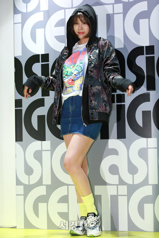 나인뮤지스 손성아가 21일 오후 서울 강남구 아식스타이거 가로수길점에서 열린 한 패션브랜드 포토월 행사에서 포즈를 취하고 있다.