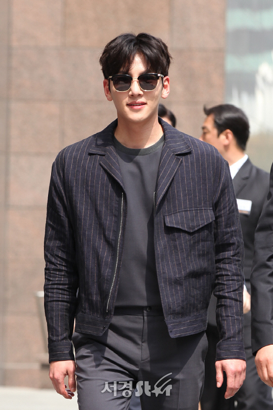 배우 지창욱이 21일 삼성동에 위치한 한 백화점 정문에서 모 아이웨어 브랜드 엠버서더를 기념하는 팬사인회에 입장하고 있다.