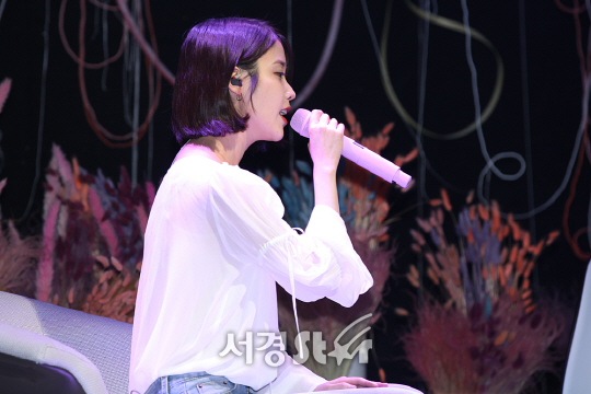 아이유가 21일 신한카드 판스퀘어 라이브홀에서 열린 정규 4집 ‘팔레트’ 음악감상회에 참석했다.