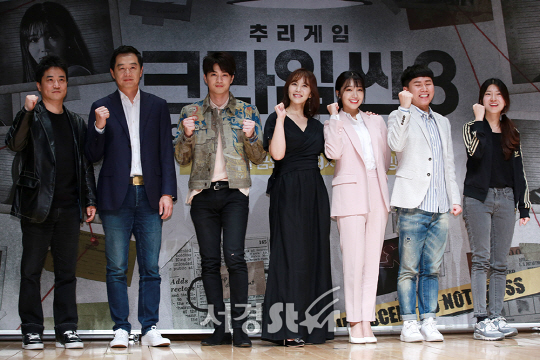 JTBC ‘크라임씬3’ 출연진과 제작진이 21일 오후 서울 마포구 JTBC 사옥 JTBC 홀에서 열린 제작발표회에 참석해 포즈를 취하고 있다.