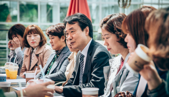 김용하(사진 오른쪽에서 네번째) 산림청 차장이 산림청 워킹맘들과 소통의 시간을 갖고 있다. 사진제공=산림청