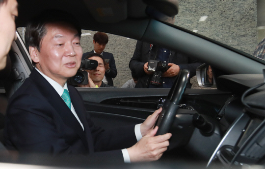 안철수 국민의당 대선후보가 21일 울산 중구 그린카기술센터를 방문해 미래형 자동차를 시승하고 있다. /연합뉴스