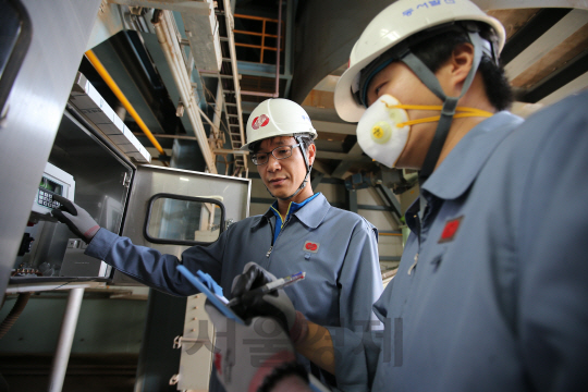 중앙관제센터 직원들이 발전소 내에 주요시설에 대한 안전 점검을 실시하고 있다. /사진제공=한국동서발전