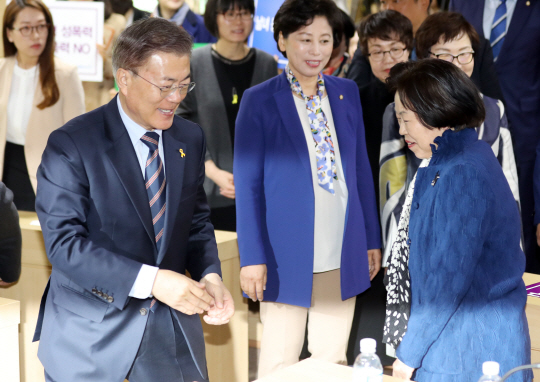 문재인 더불어민주당 대선후보가 21일 서울 용산의 한국여성단체협의회에서 성평등정책 간담회에 참석해 단체 관계자들과 인사하고 있다. /연합뉴스