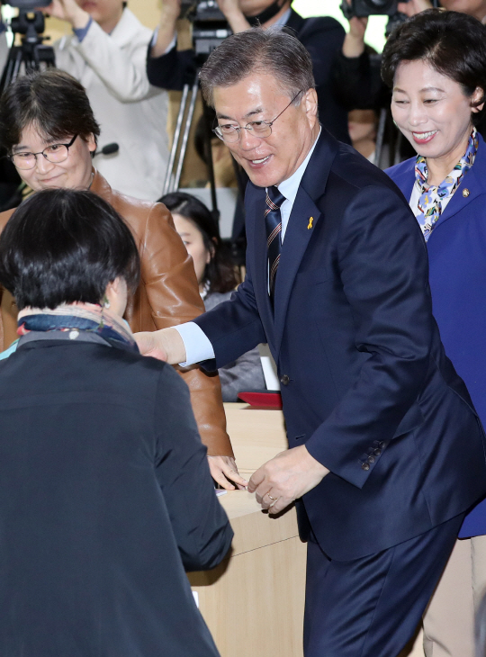 문재인 더불어민주당 대선후보가 21일 서울 용산의 한국여성단체협의회에서 성평등정책 간담회에 참석해 단체 관계자들과 인사하고 있다. /연합뉴스