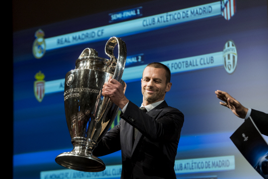 알렉산데르 체페린 유럽축구연맹(UEFA) 회장이 21일 스위스 니옹에서 진행된 2016-2017시즌 UEFA 챔피언스리그 4강 추첨 행사에서 대회 우승 트로피를 들어올리고 있다. /니옹=AP연합뉴스
