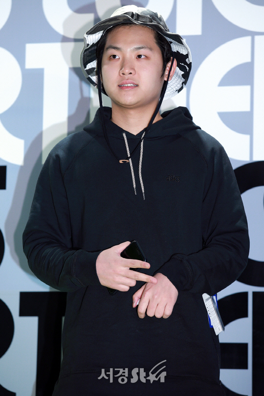 가수 슈퍼비가 21일 오후 서울 강남구 아식스타이거 가로수길점에서 열린 한 패션브랜드 포토월 행사에서 포즈를 취하고 있다.
