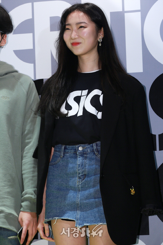 가수 솔희가 21일 오후 서울 강남구 아식스타이거 가로수길점에서 열린 한 패션브랜드 포토월 행사에서 포즈를 취하고 있다.