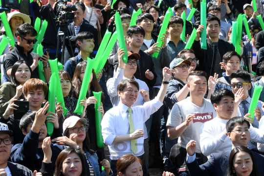 안철수 국민의당 대선후보가 23일 서울 세종문화회관 앞에서 열린 광화문 미래선언 행사에서 참석한 지지자들과 함께 율동을 하고 있다./권욱기자