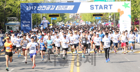 현대글로비스는 ‘2017 안전공감 마라톤’ 참가자들이 23일 서울 여의도 출발선을 나서고 있다./사진제공=현대글로비스