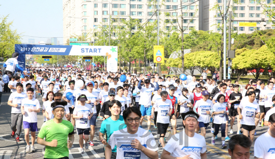 현대글로비스는 ‘2017 안전공감 마라톤’ 참가자들이 23일 서울 여의도 출발선을 나서고 있다./사진제공=현대글로비스