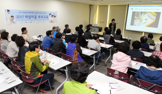 서울 노원구육아종합지원센터에서 열린 조부모 교육 강의실에서 어르신들이 손주들과 잘 놀아주기 위한 교육을 받고 있다./권욱기자