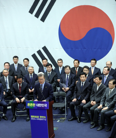 문재인 '전작권 조기 환수...북미 동시행동으로 북핵 폐기'