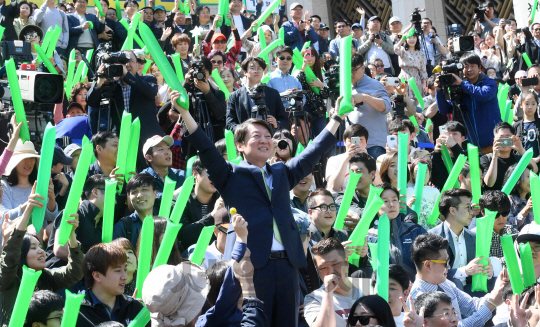 안철수 국민의당 대선후보가 23일 서울 세종문화회관 앞에서 열린 광화문 미래선언 행사에서 참석자들에게 지지를 호소하고 있다./권욱기자