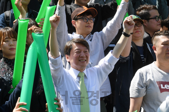 안철수 국민의당 대선후보가 23일 서울 세종문화회관 앞에서 열린 광화문 미래선언 행사에서 참석한 지지자들과 함께 두 손을 번쩍 들고 있다./권욱기자