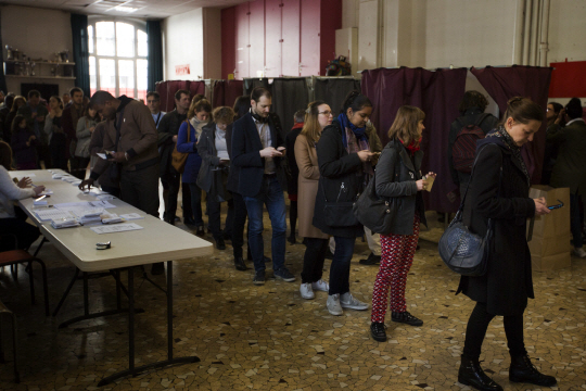 프랑스 대선일인 23일(현지시간) 파리 시민들이 투표를 위해 줄을 서고 있다. /파리=AP연합뉴스