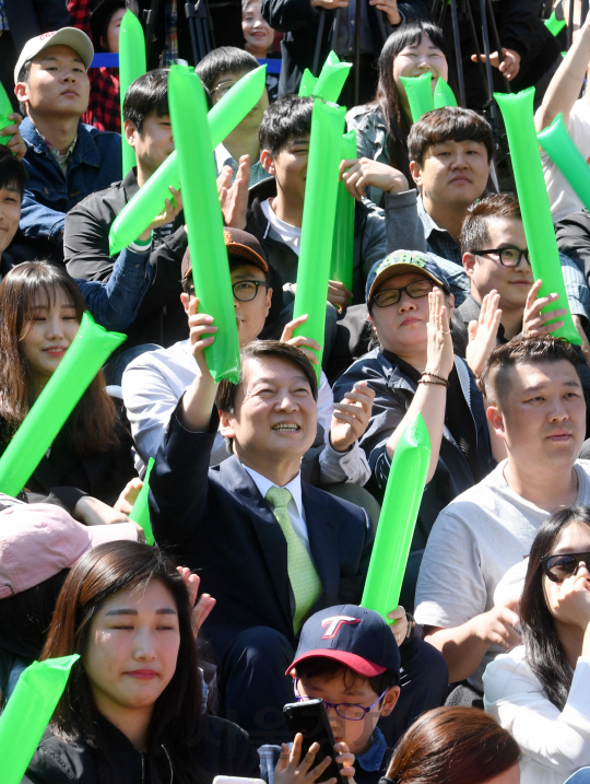 안철수 국민의당 대선후보가 23일 서울 세종문화회관 앞에서 열린 광화문 미래선언 행사에서 지지자들과 함께 밝게 웃고 있다./권욱기자