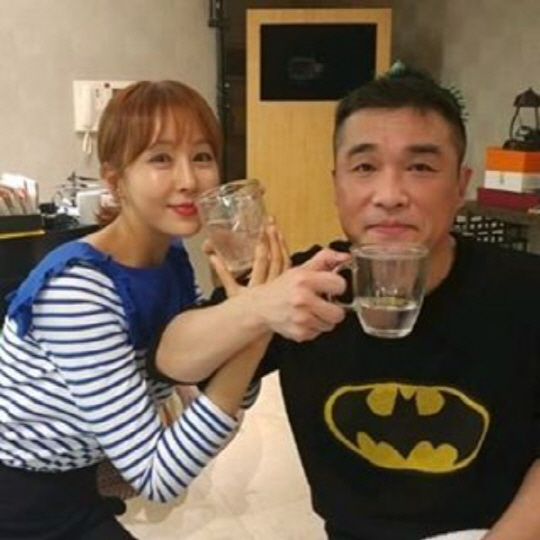 한영, 김건모와 화기애애 러브샷 공개…“건모 오빠집에서 무슨 일이?”