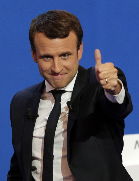프랑스 중도신당 ‘앙 마르슈’의 에마뉘엘 마크롱 후보가 23일(현지시간) 치러진 대선 1차 투표에서 1위를 차지, 결선에 진출한 뒤 파리에서 지지자들에게 연설하며 엄지를 들어보이고 있다. /파리=AP연합뉴스