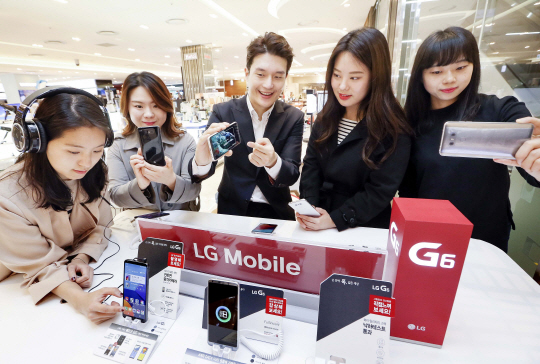 LG전자 관계자들이 24일 영등포 롯데백화점에 마련된 LG G6 체험존에서 신제품을 체험하고 있다./사진제공=LG전자