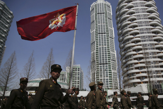북한 군인들이 평양 시내를 걸어가고 있다./AP연합뉴스