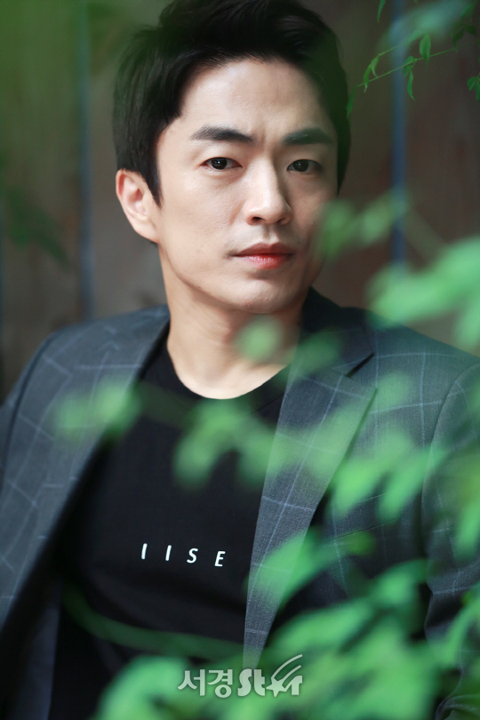 배우 정문성이 24일 오후 서울 강남구 한 카페에서 서경스타와의 인터뷰 전 포즈를 취하고 있다.