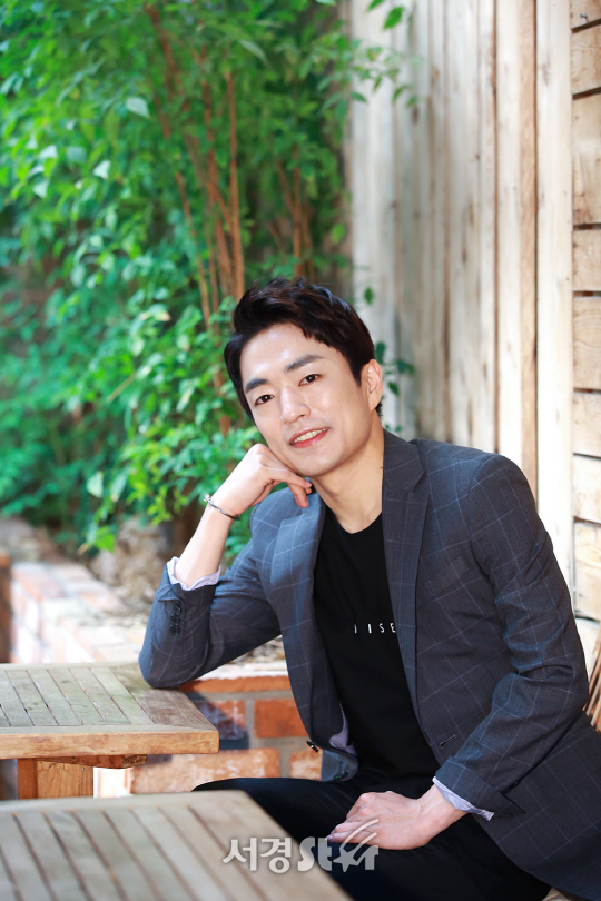 배우 정문성이 24일 오후 서울 강남구 한 카페에서 서경스타와의 인터뷰 전 포즈를 취하고 있다.
