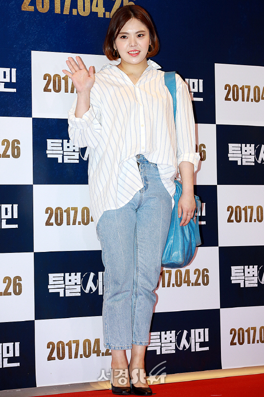 배우 김민영이 24일 오후 서울 강남구 메가박스 코엑스점에서 진행된 영화 ‘특별시민’ VIP 시사회에 참석해 포즈를 취하고 있다.