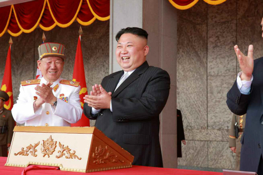 김정은 북한 노동당 위원장이 김일성 주석의 생일인 지난 15일 개최된 열병식에 참석해 박수를 치고 있다./연합뉴스