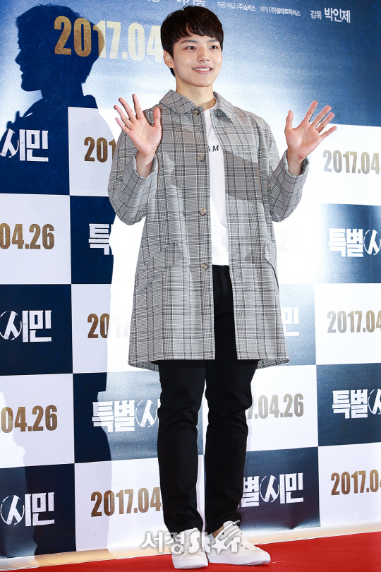 배우 여진구가 24일 오후 서울 강남구 메가박스 코엑스점에서 진행된 영화 ‘특별시민’ VIP 시사회에 참석해 포즈를 취하고 있다.