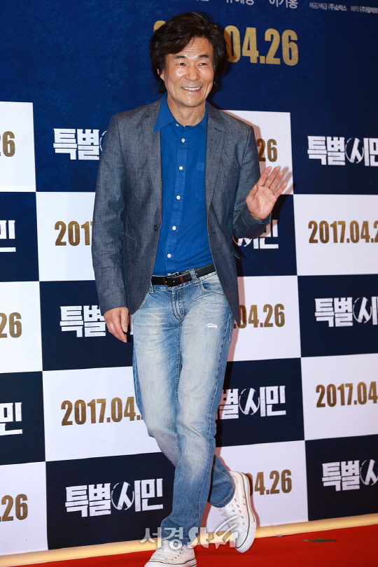 배우 오광록이 24일 오후 서울 강남구 메가박스 코엑스점에서 진행된 영화 ‘특별시민’ VIP 시사회에 참석해 포즈를 취하고 있다.
