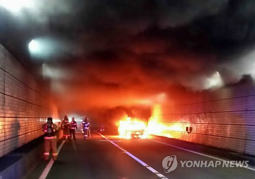 광안터널 화재, 달리던 승용차에 불…120여명 대피·인명피해 없어