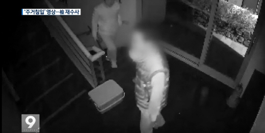 방용훈 사장과 그의 아들 방 씨가 폐쇄회로 카메라(CCTV)에 찍힌 모습./출처=KBS