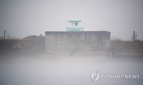 지난 17일 북한 신의주 부근 압록강변 감시탑, 강 건너는 중국 랴오닝성 단둥 /연합뉴스