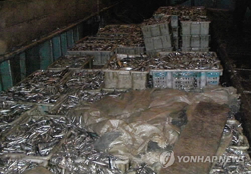 불법조업한 중국 어선에서 압수한 포획물/연합뉴스