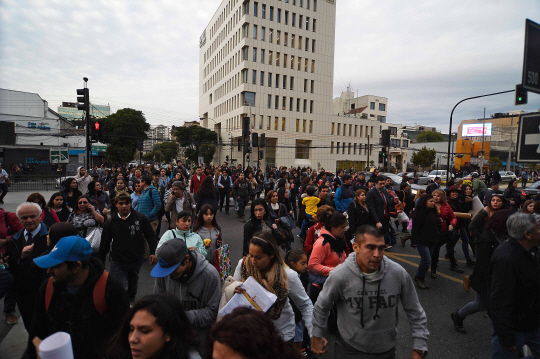 칠레 중부 휴양도시 비냐델마르에서 시민들이 황급히 건물을 빠져나가고 있다./비냐델마르=연합뉴스