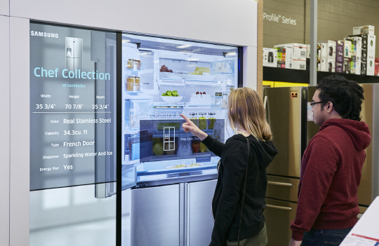 미국 네바다주 라스베이거스에 위치한 베스트바이 매장에서 고객들이 삼성 패밀리허브 냉장고를 체험해 보고 있다. 삼성전자가 세계 최대 미국 가전 시장에서 2016년에 이어 올해 1·4분기도 브랜드별 시장점유율 1위를 차지했다. /사진제공=삼성전자