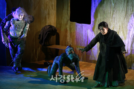 배우 허웅(왼쪽부터), 이정국, 전현아가 25일 오후 서울 종로구 아이들 극장에서 열린 연극 ‘엄마 이야기’ 프레스콜에서 연기를 하고 있다.