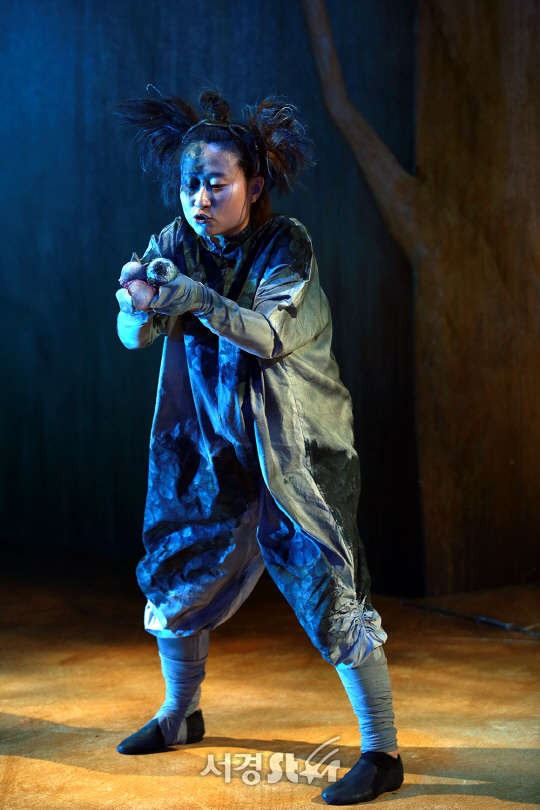 배우 이지혜가 25일 오후 서울 종로구 아이들 극장에서 열린 연극 ‘엄마 이야기’ 프레스콜에서 연기를 하고 있다.