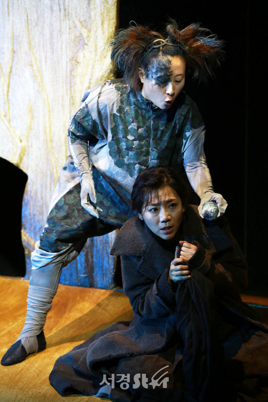 배우 이지혜, 전현아가 25일 오후 서울 종로구 아이들 극장에서 열린 연극 ‘엄마 이야기’ 프레스콜에서 연기를 하고 있다.